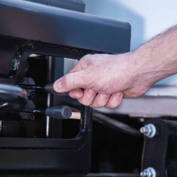 Comando hidráulico externo do equipamento Roll on Roll Off linha G da Imavi com um sistema que permite o controle das funções hidráulicas do equipamento, como basculamento da caçamba, sem a necessidade de acesso à cabine do caminhão.